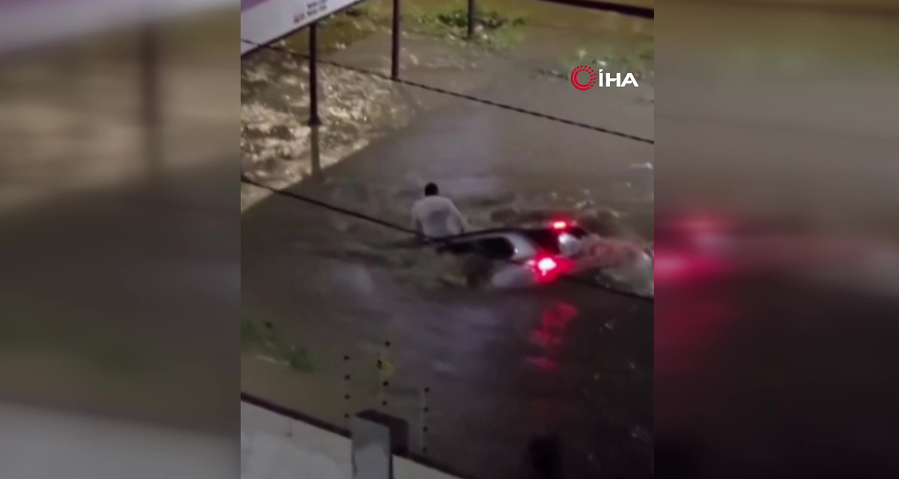 Brezilya’da bir sürücü aracıyla sele kapıldı