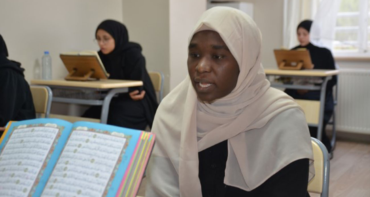 Türkiye’ye eğitim için geldi, her gün 3 saat uykuyla azmederek 8 ayda hafız oldu