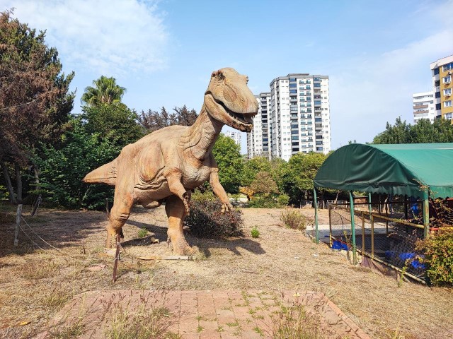 Milyonlarca lira harcanan Dinazor Park çürümeye terk edildi