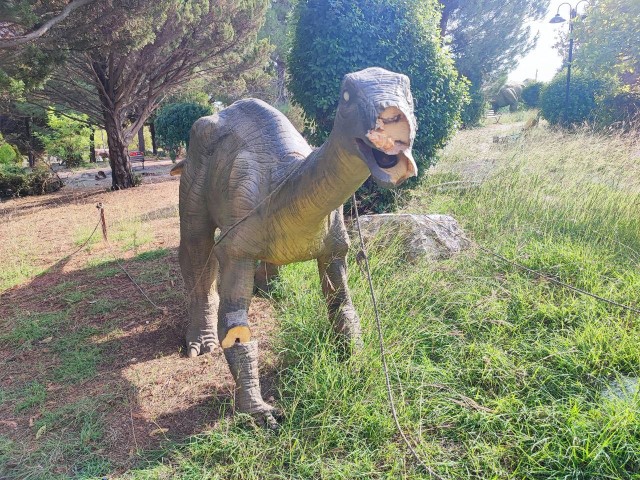 Milyonlarca lira harcanan Dinazor Park çürümeye terk edildi