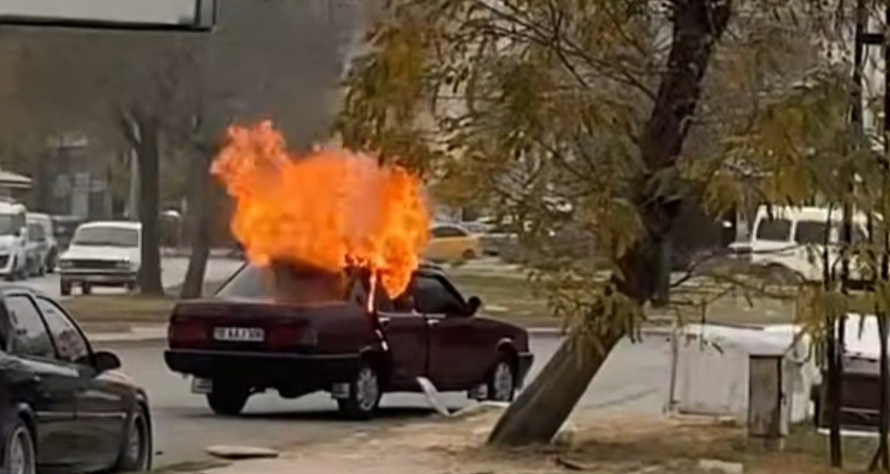 Elazığ'da seyir halindeyken yanan Fiat Tofaş otomobil kullanılamaz hale geldi