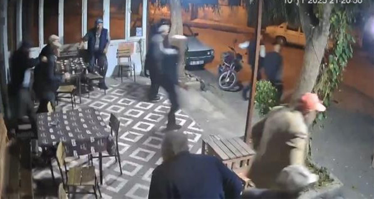 Depreme kahvehanede yakalanan vatandaşların panik hali kamerada