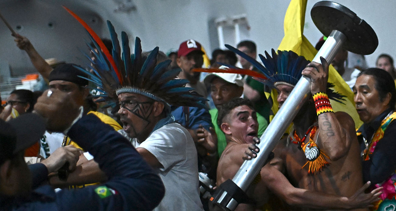 Yolun karşısına geçen adama otomobil çarptı