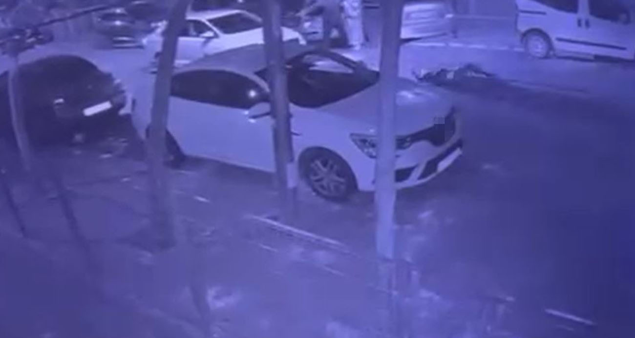 Yolun karşısına geçen adama otomobil çarptı