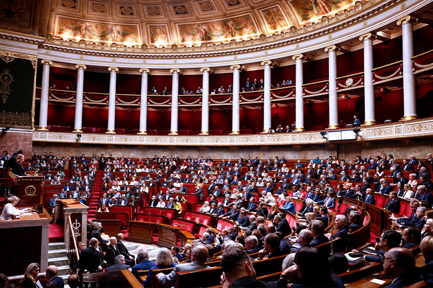 Fransa’da tartışmalı emeklilik reformu askıya alındı