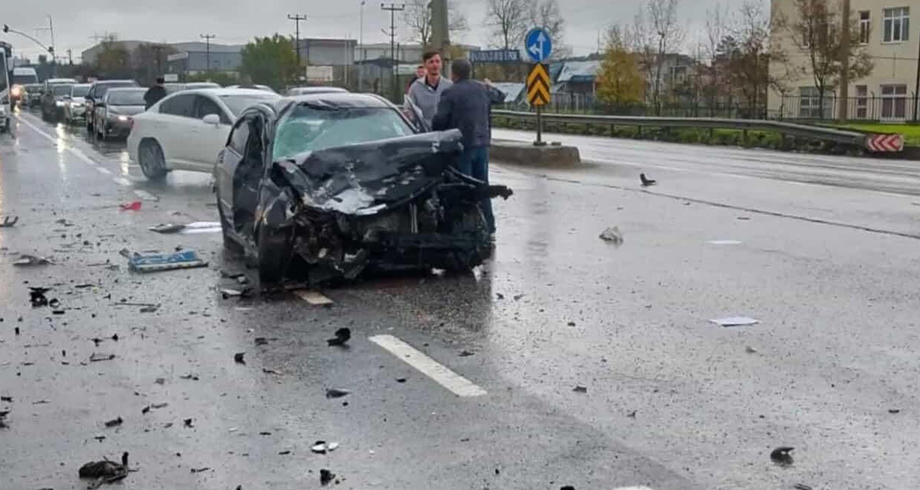 Sakarya’da 3 araçlı zincirleme kaza: 2 yaralı
