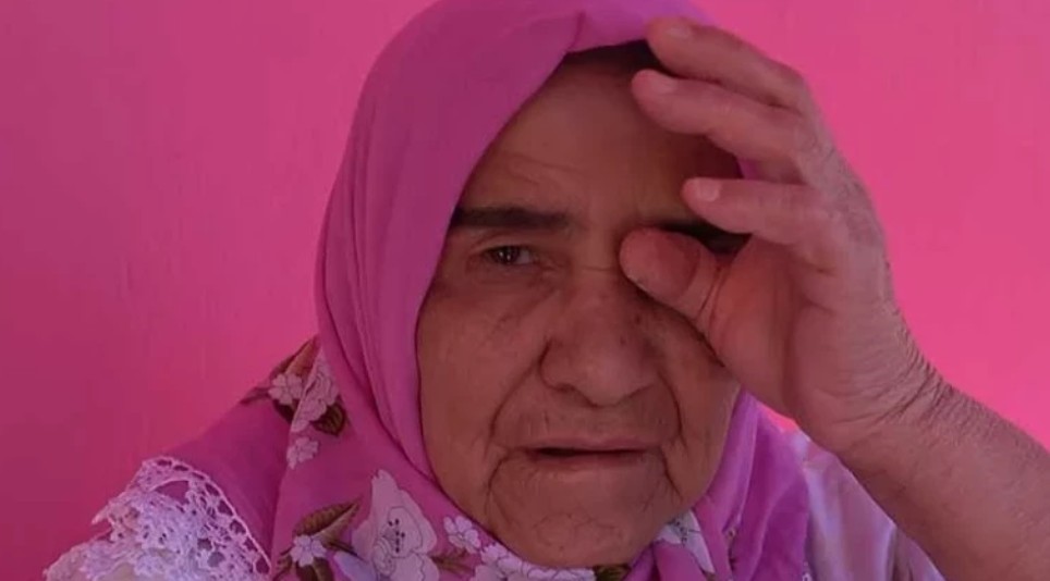 75 yaşına kadar bütün hayatını pembeye boyadı, akülü arabasına gücü yetmedi