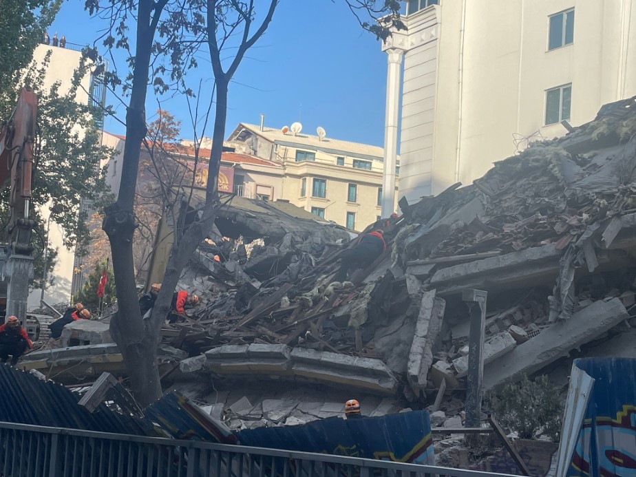 Ankara’da yıkım çalışması gerçekleştiren binada çökme meydana geldi