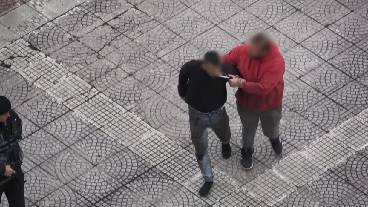 Meydanda uçan tekmeli kavga