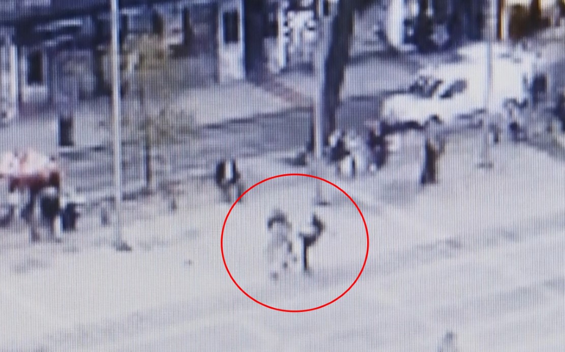 Meydanda uçan tekmeli kavga