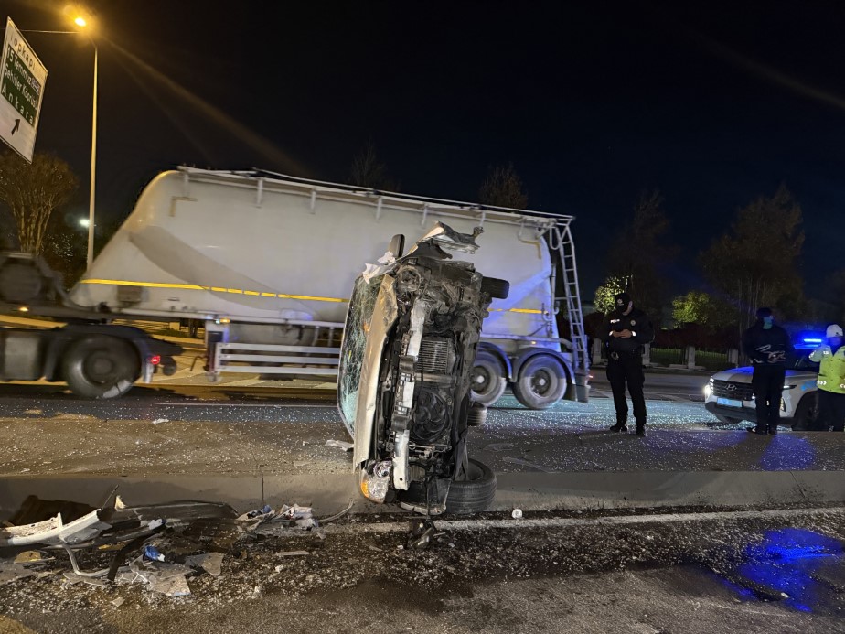 Bakırköy’de kontrolden çıkan otomobil karşı şeritteki araca çarptı