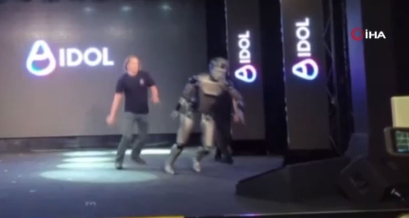 Rusya'da yapay zekalı insansı robotu tanıtım sırasında yere düştü