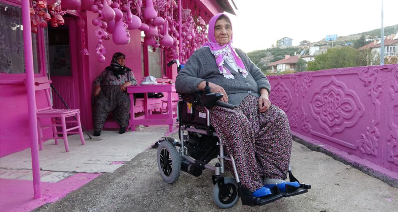 75 yaşına kadar bütün hayatını pembeye boyadı, akülü arabasına gücü yetmedi