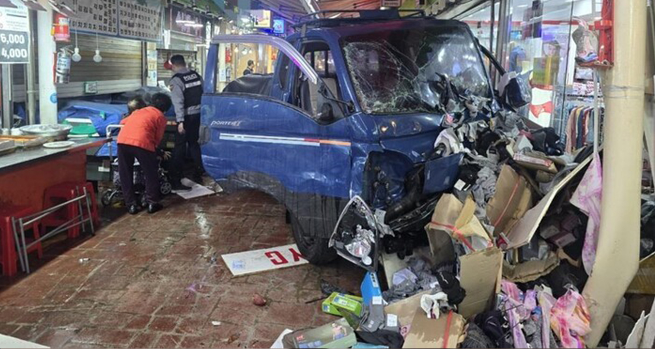 Güney Kore'de araç pazara daldı: 2 ölü, 18 yaralı