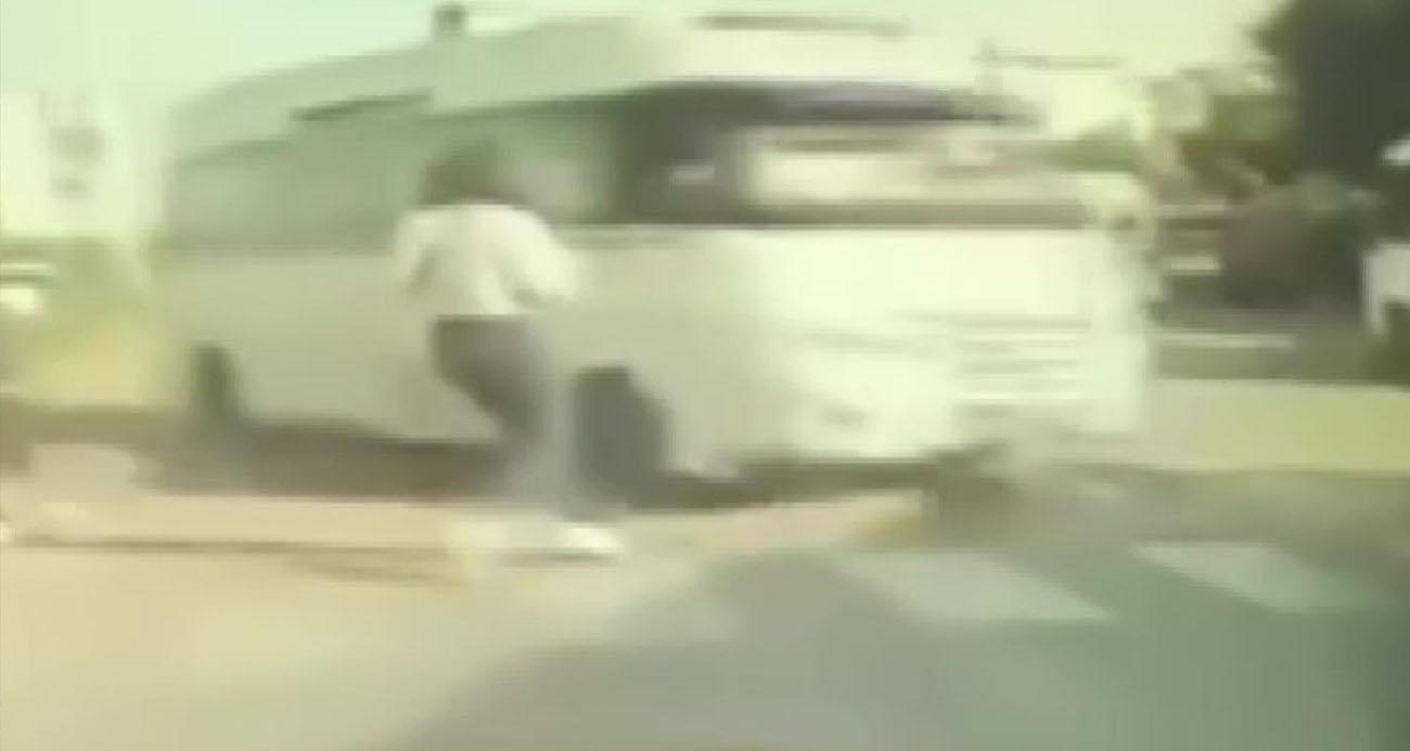 Genç kız ezilmekten son anda kurtuldu