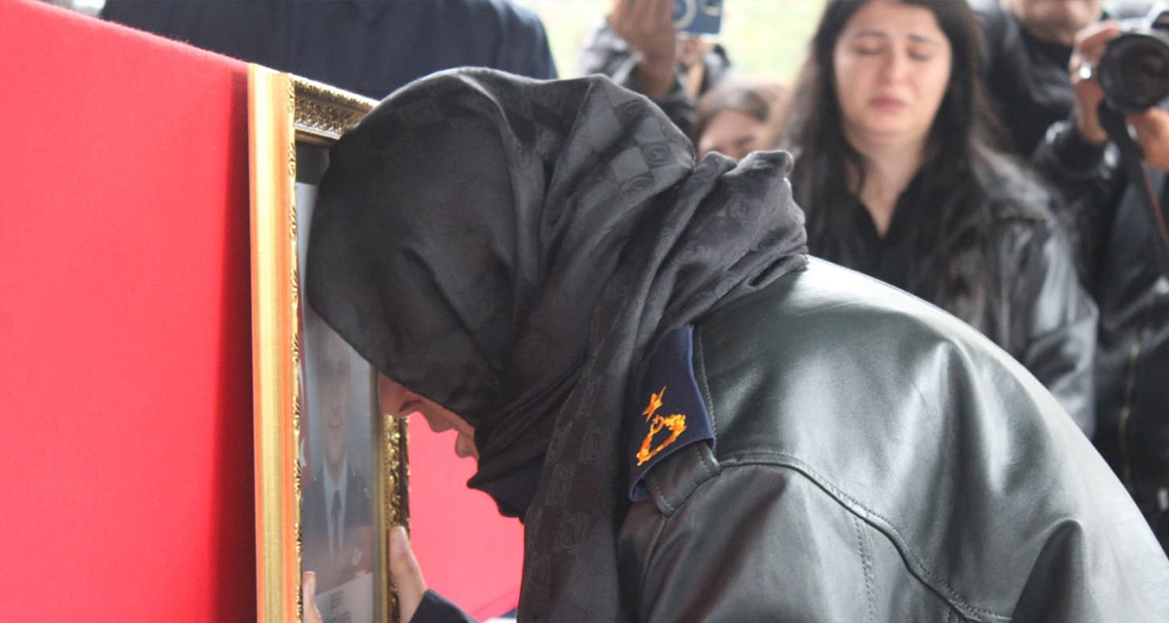 Şehit eşini askeri montuyla son yolculuğuna uğurladı