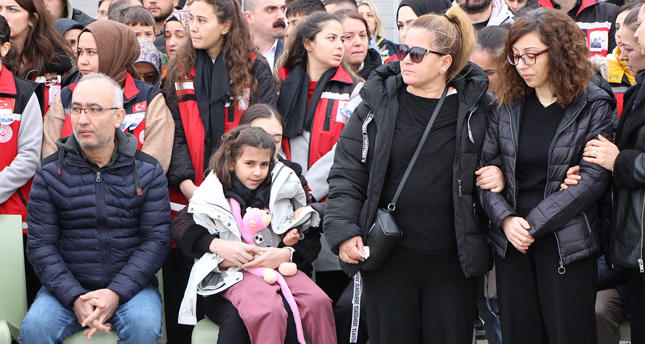 Şehit babasını oyuncağına sarılarak bekledi