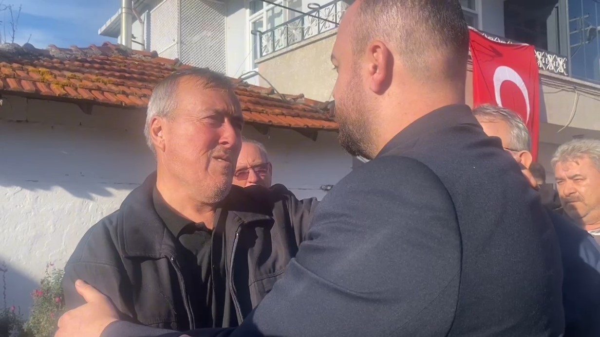 Şehit babası MHP’li başkana sarılıp "Beni Devlet Bahçeli’ye götürün" dedi.