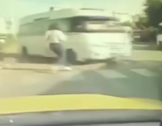 Genç kız ezilmekten son anda kurtuldu