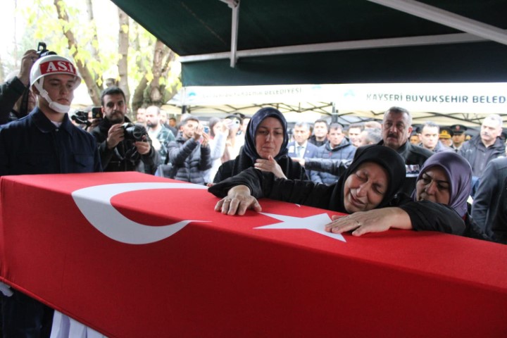 Şehit eşini askeri montuyla son yolculuğuna uğurladı