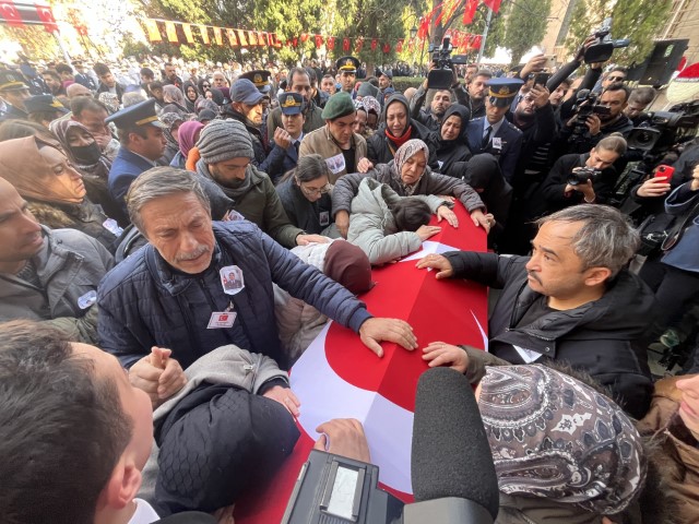 Türkiye kahraman şehitlerini uğurluyor