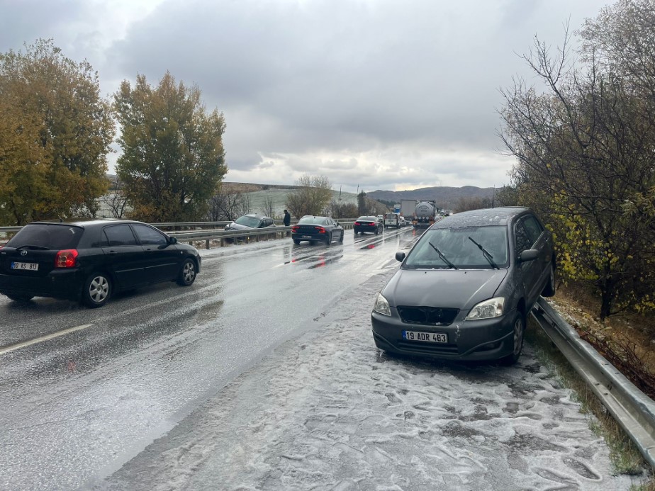Çorum’da dolu yağışı kazaya neden oldu: 10 yaralı