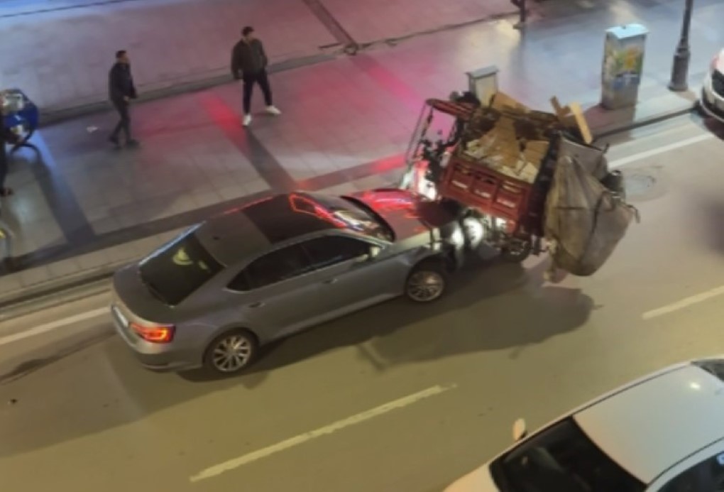 Kaldırıma çıkıp 3 kişiyi yaralayan, ters yola girip 5 araca çarpan alkollü sürücü böyle darbedildi