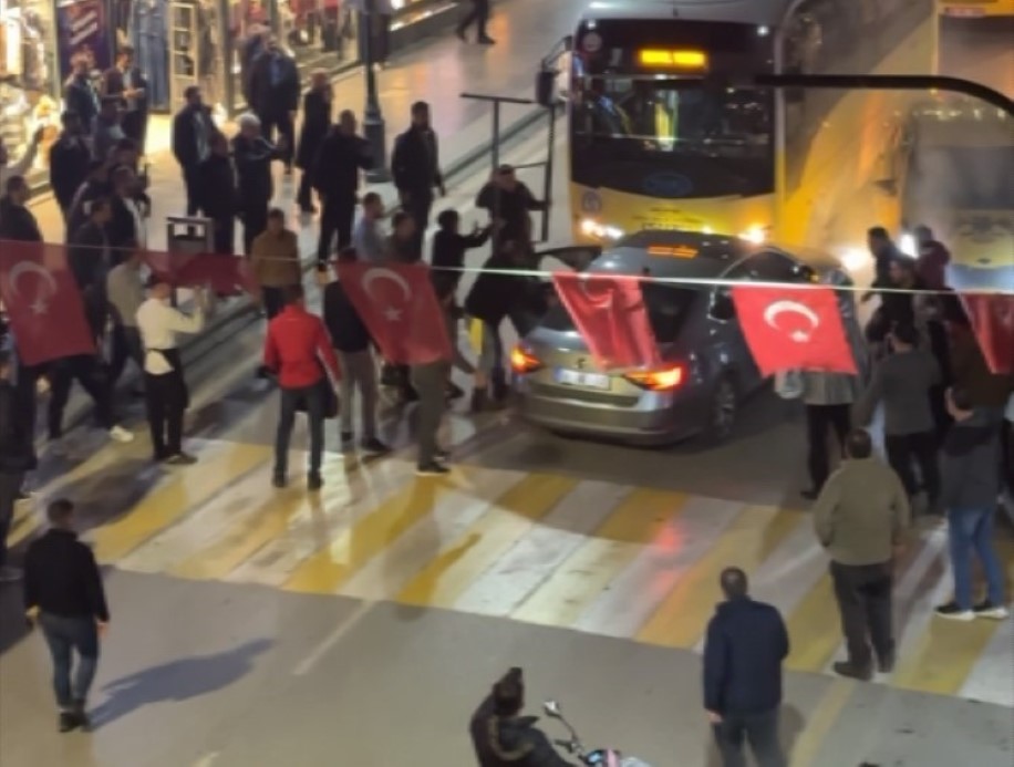 Kaldırıma çıkıp 3 kişiyi yaralayan, ters yola girip 5 araca çarpan alkollü sürücü böyle darbedildi