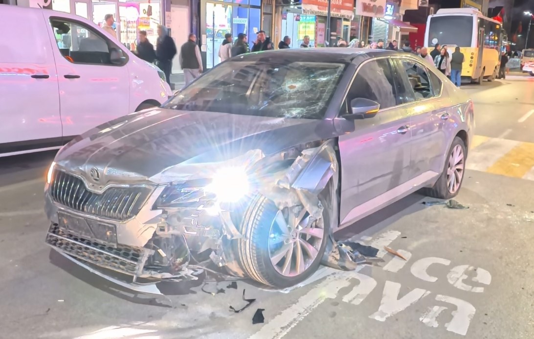 Kaldırıma çıkıp 3 kişiyi yaralayan, ters yola girip 5 araca çarpan alkollü sürücü böyle darbedildi