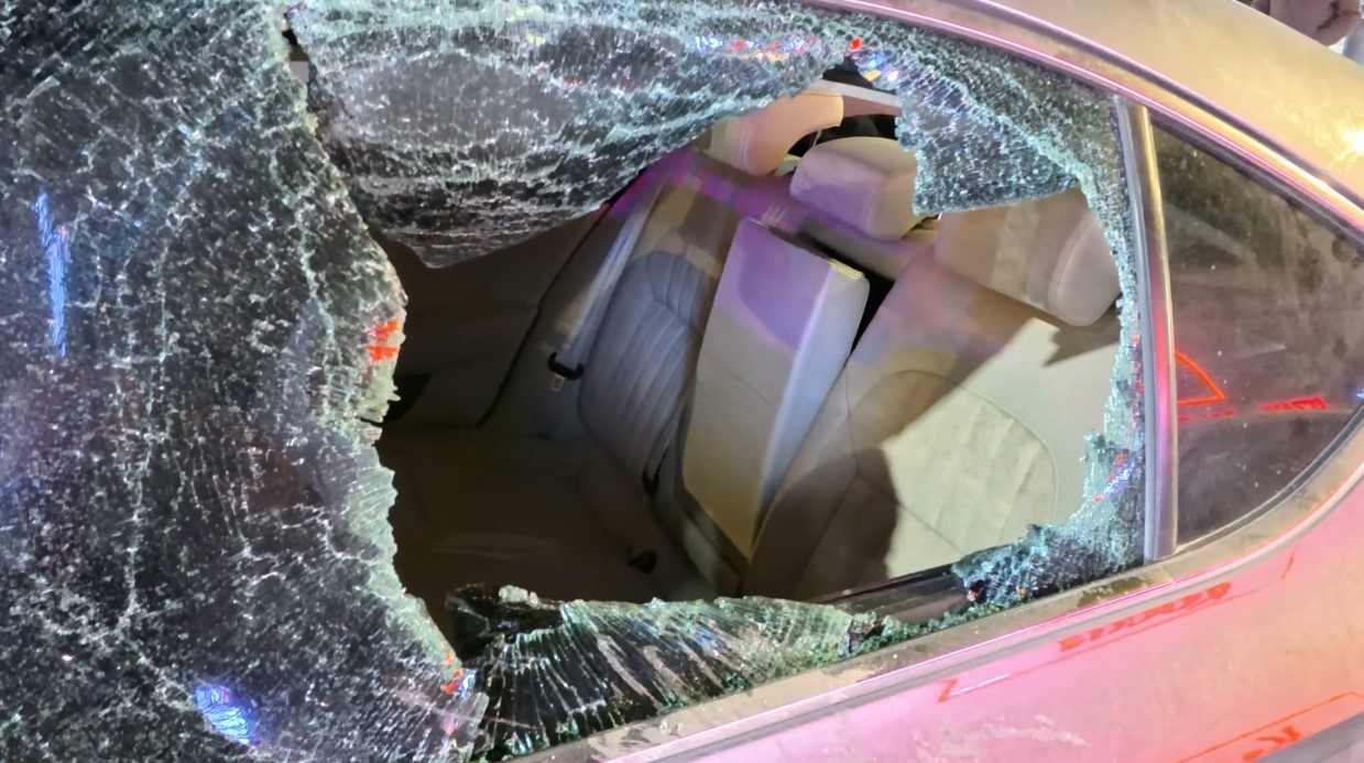 Kaldırıma çıkıp 3 kişiyi yaralayan, ters yola girip 5 araca çarpan alkollü sürücü böyle darbedildi