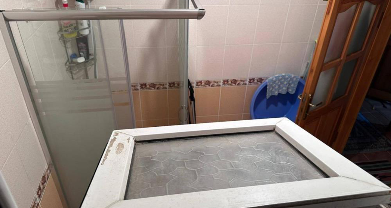 Camı kırıp eve girdi, yaşlı kadının ağzını bantlayıp altınları çaldı