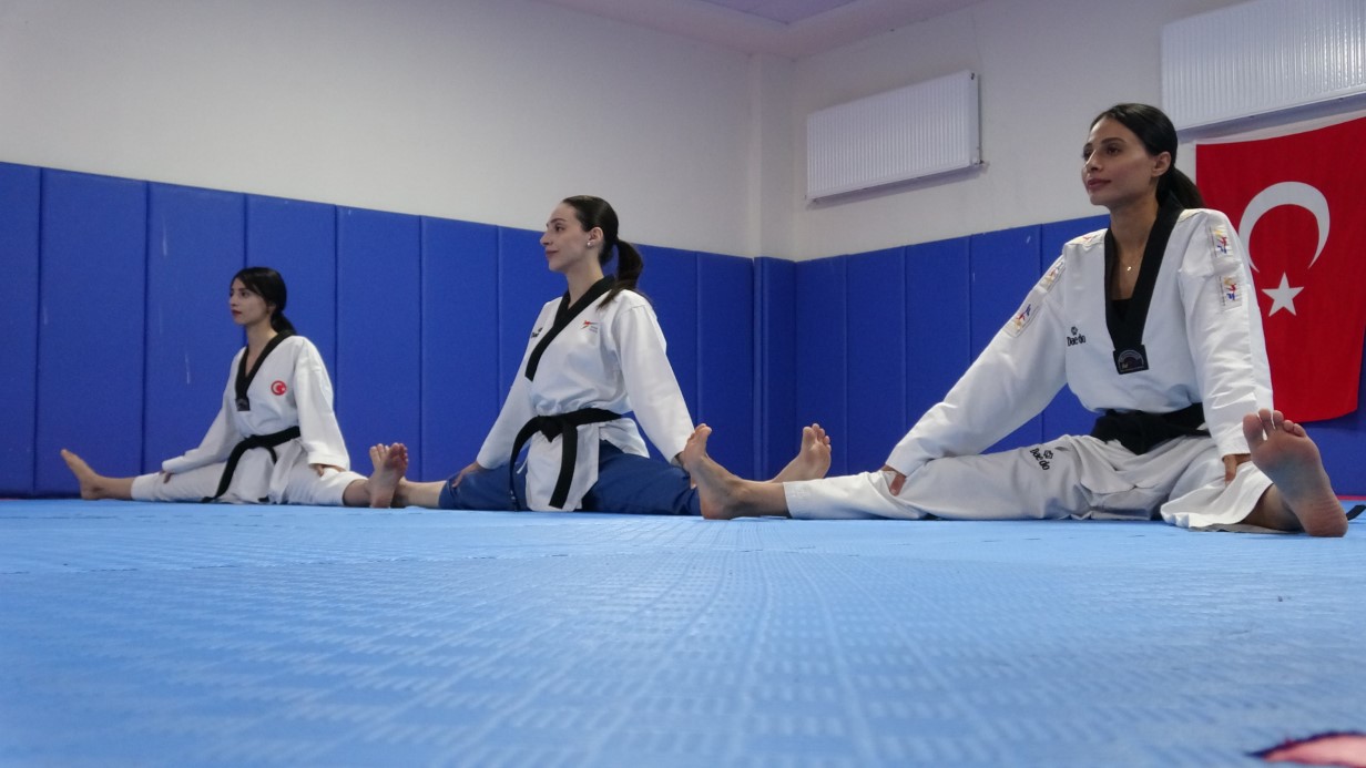 Tekvandocu babanın vakit geçirsinler diye salona götürdüğü 3 kızı milli tekvandocu oldu