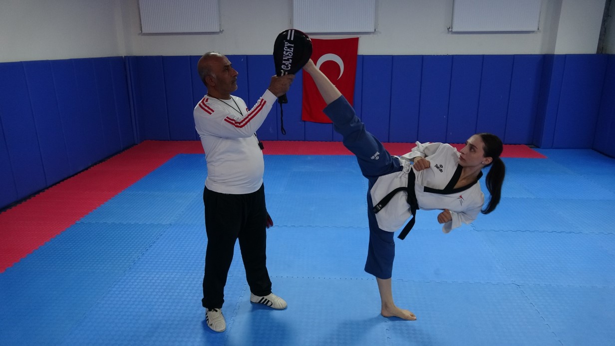 Tekvandocu babanın vakit geçirsinler diye salona götürdüğü 3 kızı milli tekvandocu oldu