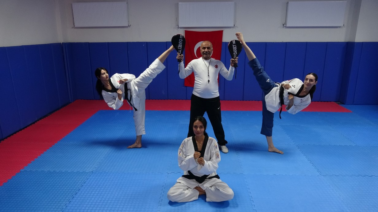 Tekvandocu babanın vakit geçirsinler diye salona götürdüğü 3 kızı milli tekvandocu oldu