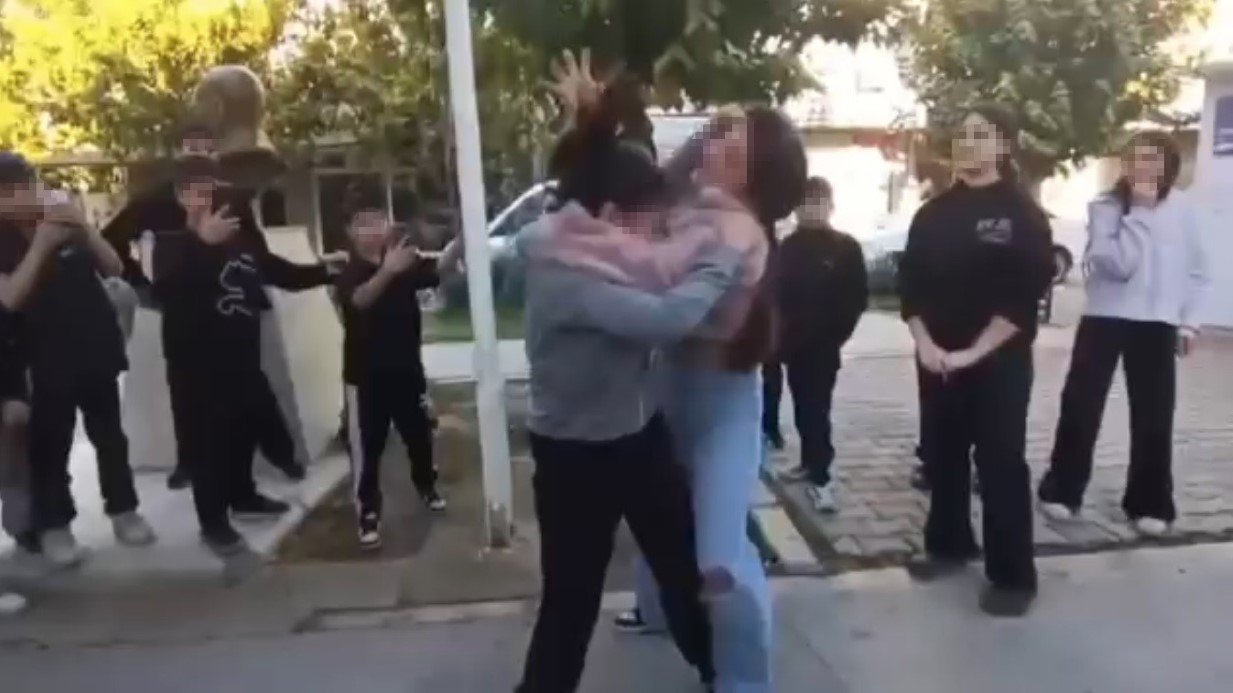 Ortaokullu kızlar birbirine girdi, arkadaşları ayırmak yerine video çekti