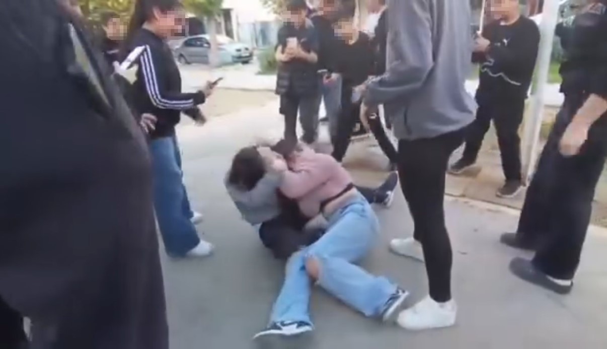 Ortaokullu kızlar birbirine girdi, arkadaşları ayırmak yerine video çekti