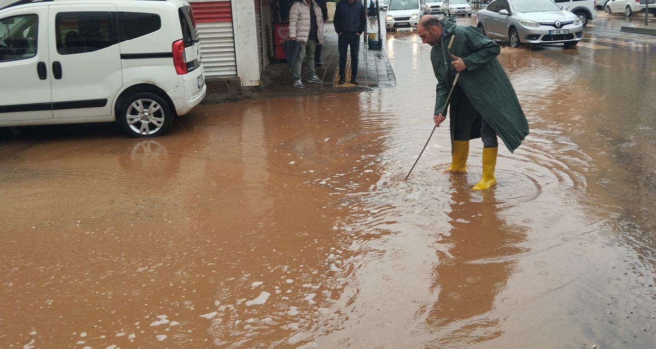 Diyarbakır’da sağanak yağış yolları göle çevirdi