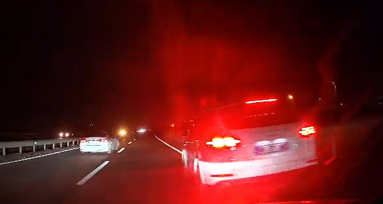 Korku dolu anlar kamerada: Bir ailenin can güvenliğini tehlikeye atan trafik magandası yakalandı