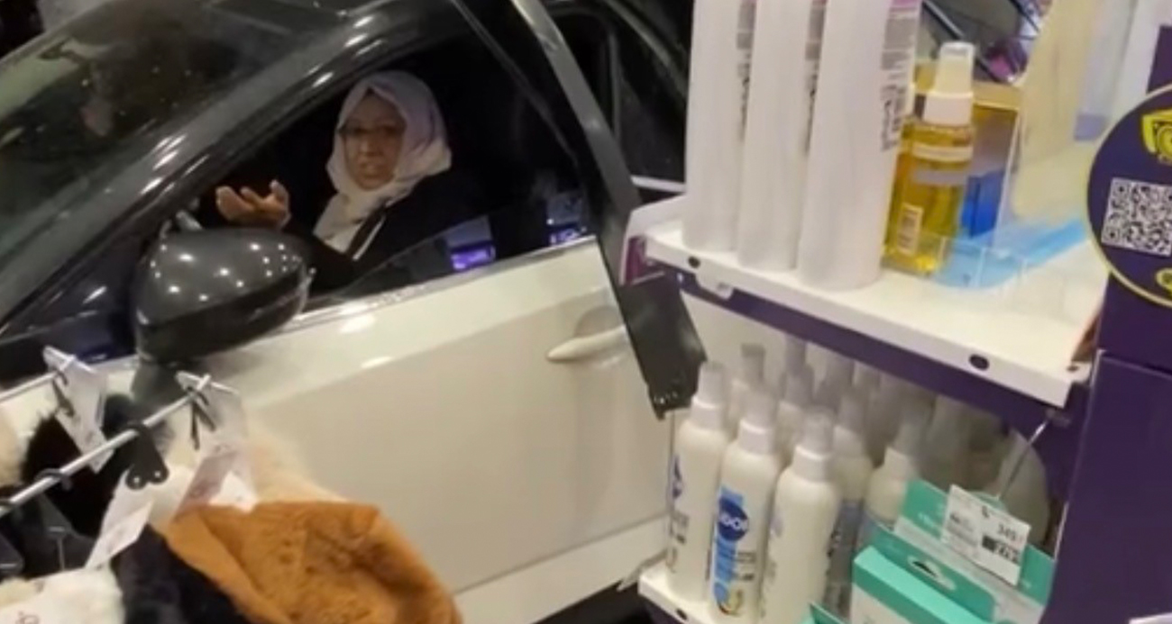 Diyarbakır’da kontrolden çıkan otomobil kozmetik mağazasına daldı