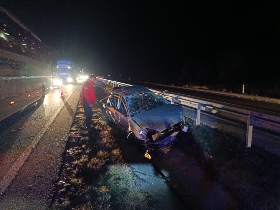 Otostopla bindiği araç mezarı oldu: 1 ölü, 2 yaralı