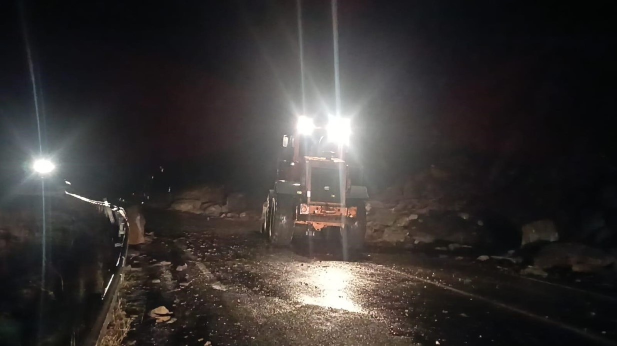 Şırnak’ta dağdan kopan kaya parçaları yolu trafiğe kapattı