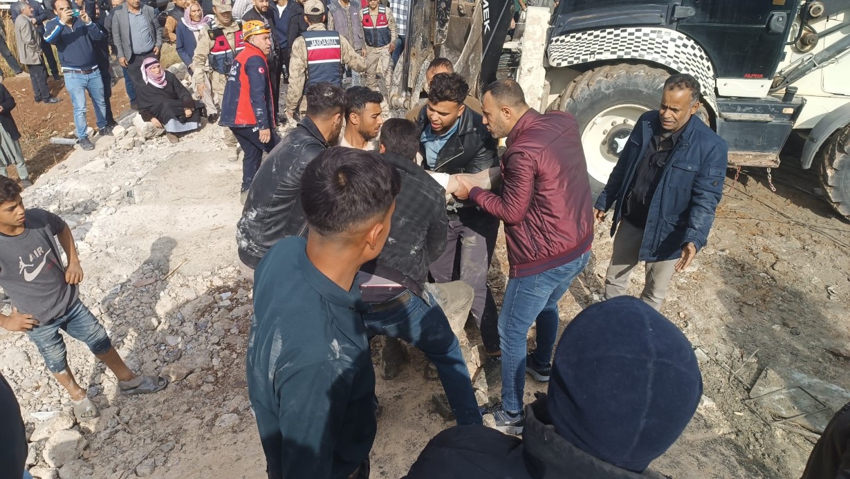 Şanlıurfa'da 2 katlı inşaatta göçük: 5 işçi altında kaldı - İhlas Haber  Ajansı