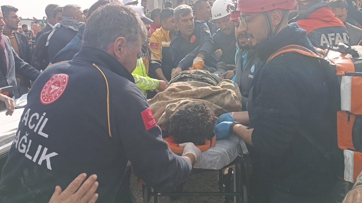 Şanlıurfa’da 2 katlı inşaatta göçük: 5 işçi altında kaldı