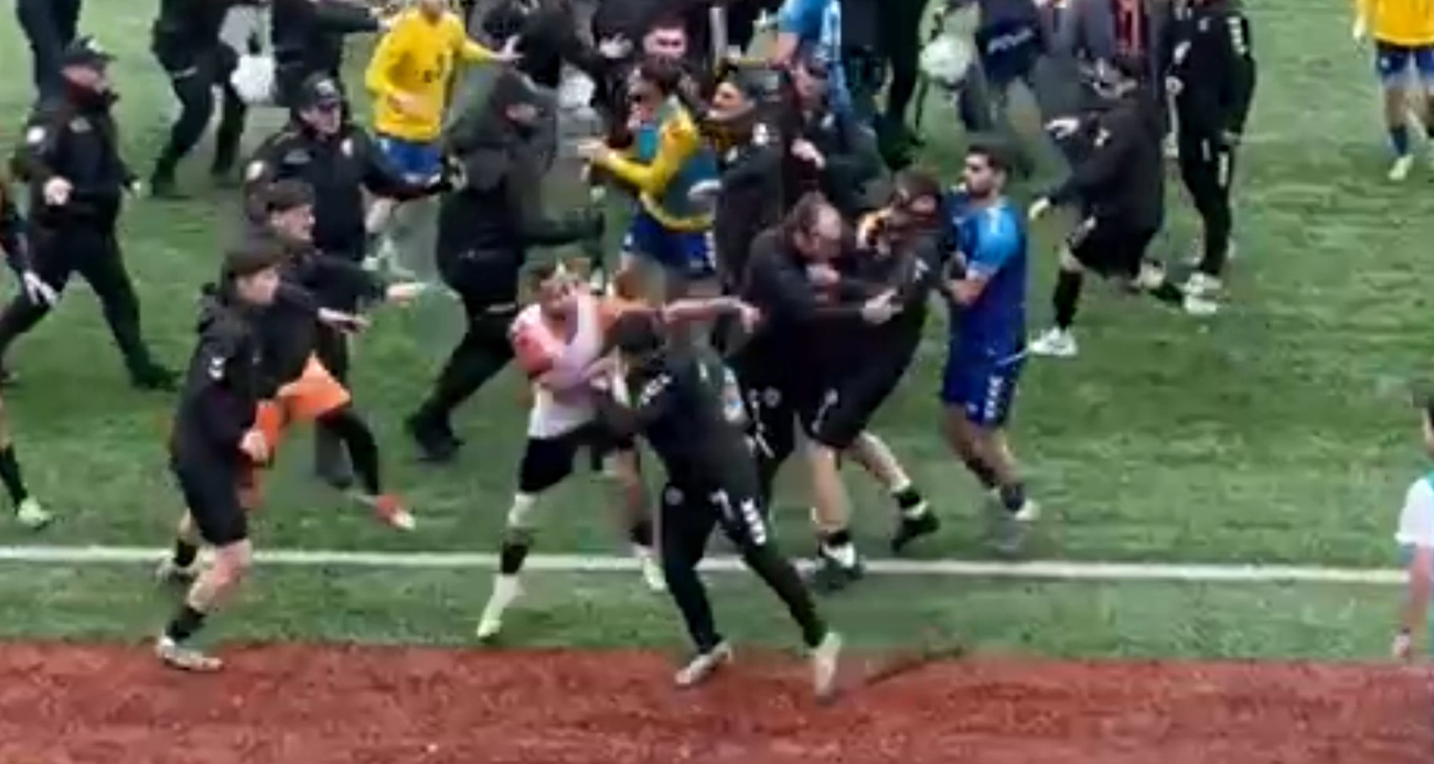 Futbol sahası ringe döndü, 24 kırmızı kart çıktı