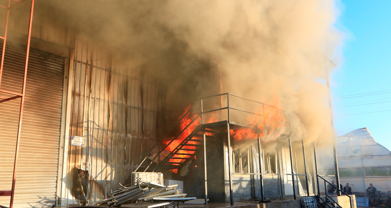 Sandalye üretim atölyesi alev alev yandı