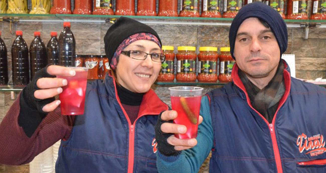 Neşeli Günler filmi gerçek oldu: Eşinin dükkanı karşısına turşucu açtı