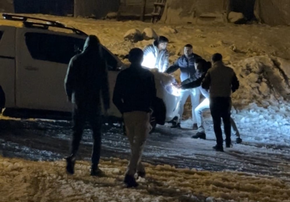 Yüksekova’da yollar piste döndü: Sürücülerin yokuşla imtihanı kameraya yansıdı