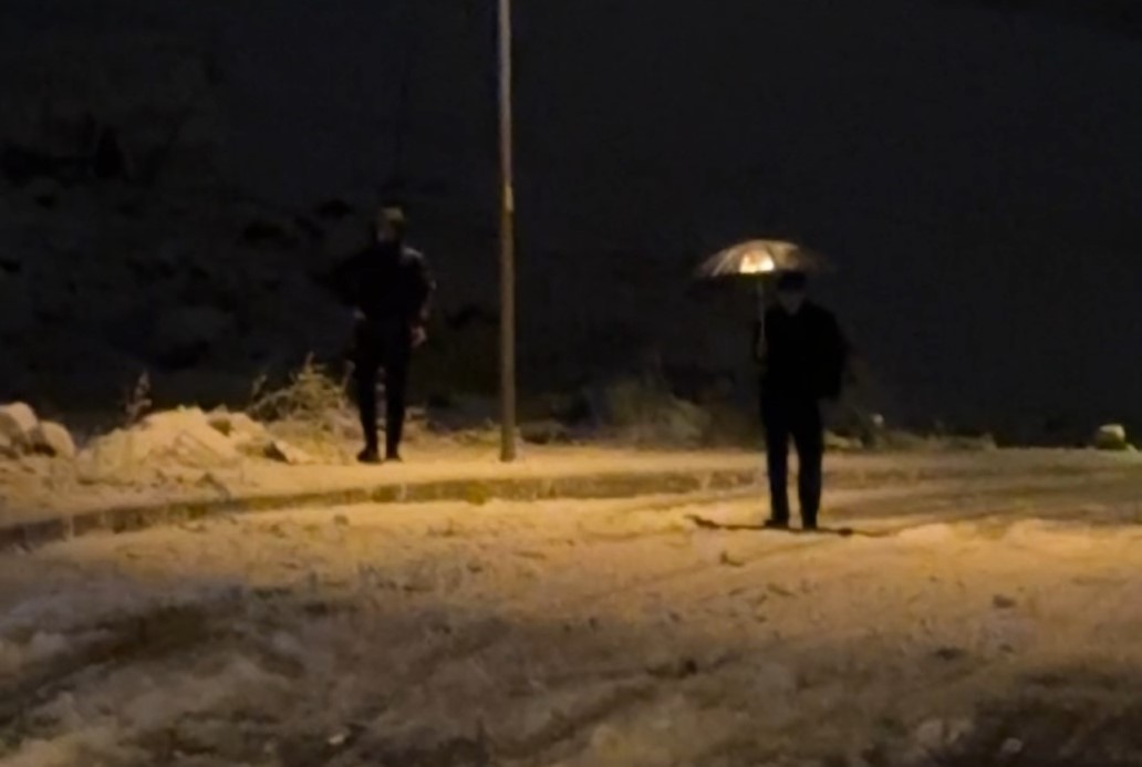 Yüksekova’da yollar piste döndü: Sürücülerin yokuşla imtihanı kameraya yansıdı