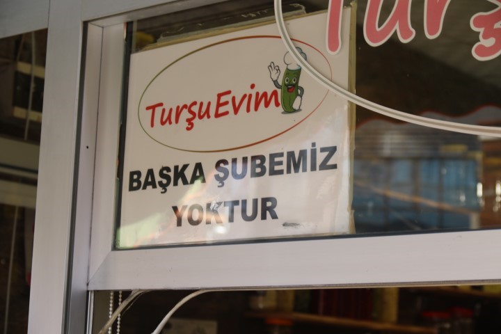 Neşeli Günler filmi gerçek oldu: Eşinin dükkanı karşısına turşucu açtı