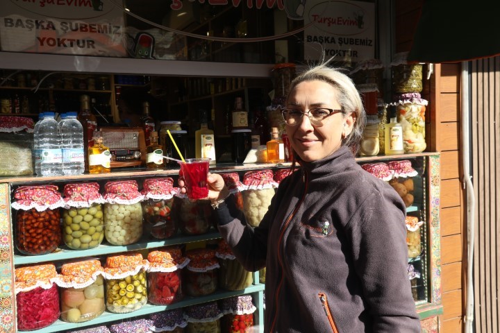 Neşeli Günler filmi gerçek oldu: Eşinin dükkanı karşısına turşucu açtı